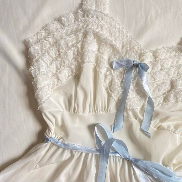 Vintage white slip w/ribbons & lace - Picture 2 of 7